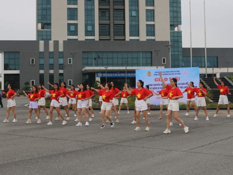 CĐ Trường Đại học Hà Tĩnh: Ra mắt Câu lạc bộ dân vũ và giao lưu bóng chuyền hơi nhân kỷ niệm Ngày Phụ nữ Việt Nam